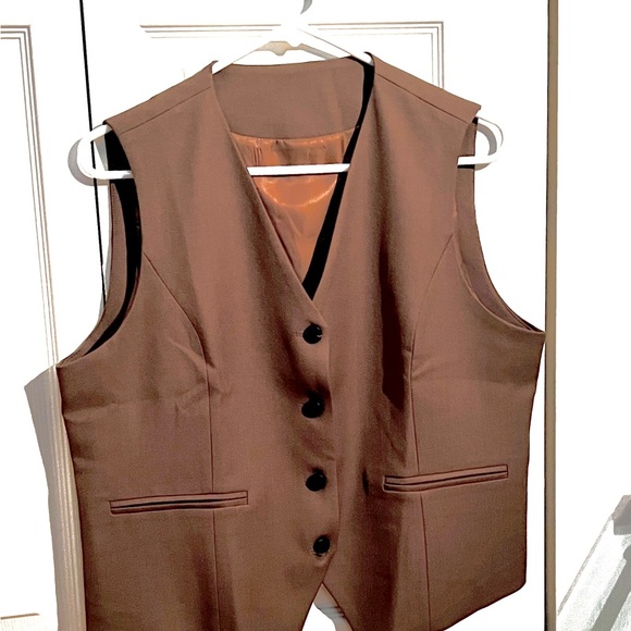 Button-Up Vest - Picture 2 of 2
